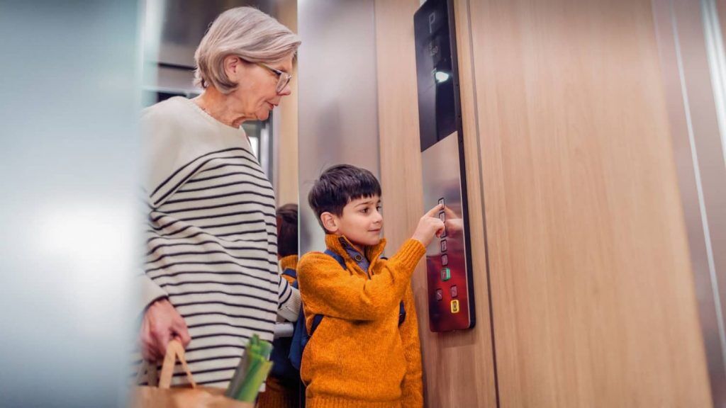 Khi sử dụng thang máy chung cư chúng ta chỉ nên bấm số tầng chúng ta tới để tránh gây phiền hà