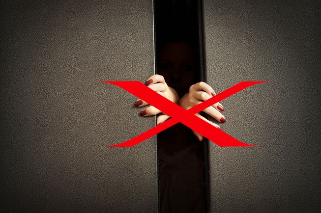 Nhường lối đi cho người trong thang máy